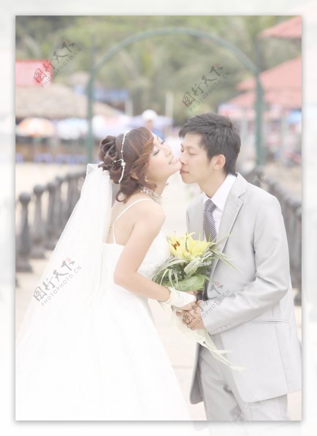 生活中的演戏中的情侣越南伉俪婚纱结婚结婚照亲吻谈情说爱甜蜜图片