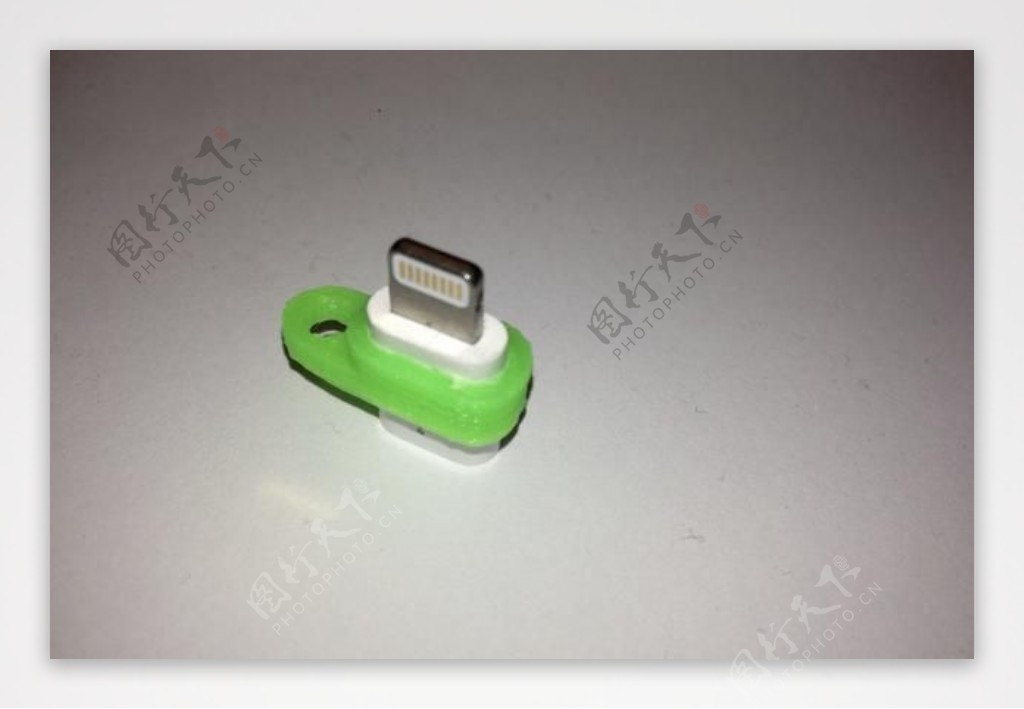微型USB适配器以闪电吊坠