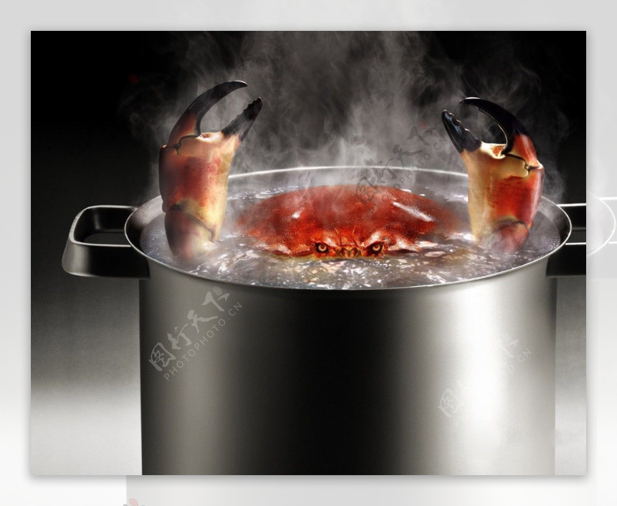 煮在沸水中的螃蟹