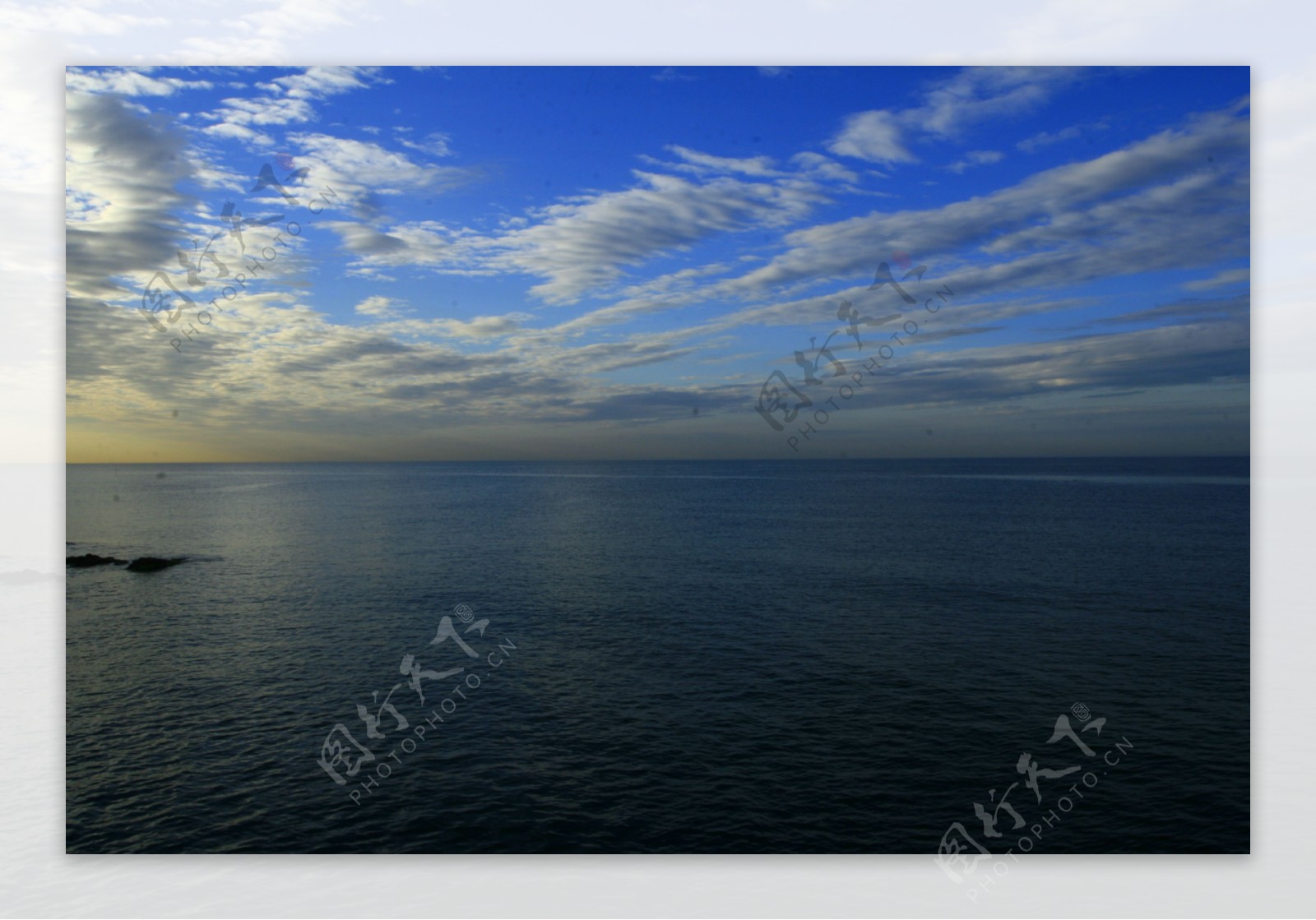 日出时的大海图片