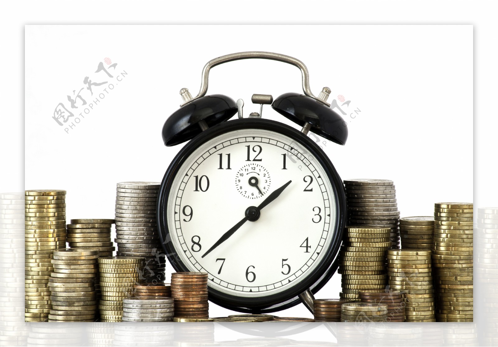 时间就是金钱的观念闹钟和大量的欧元硬币