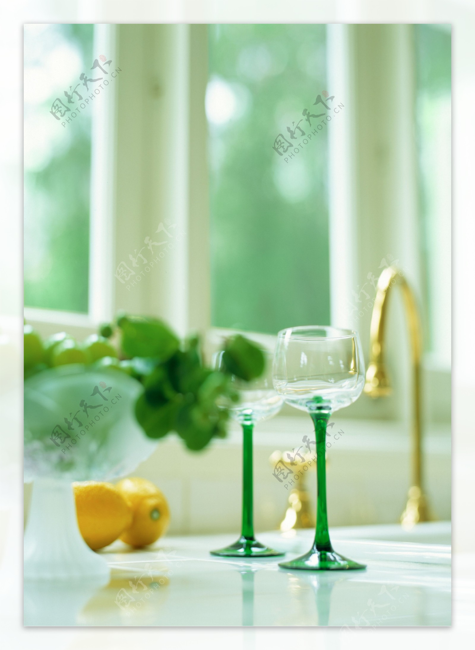 餐桌上的酒杯水果图片