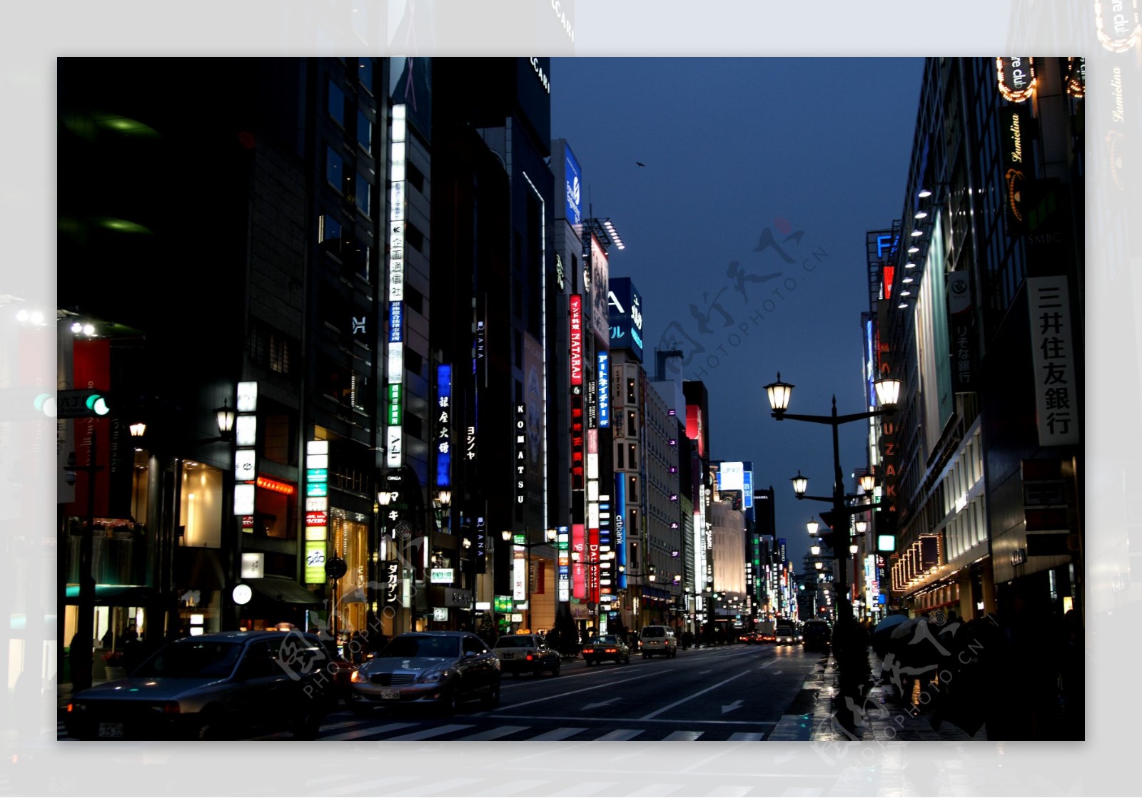 东京银座夜晚的街景图片