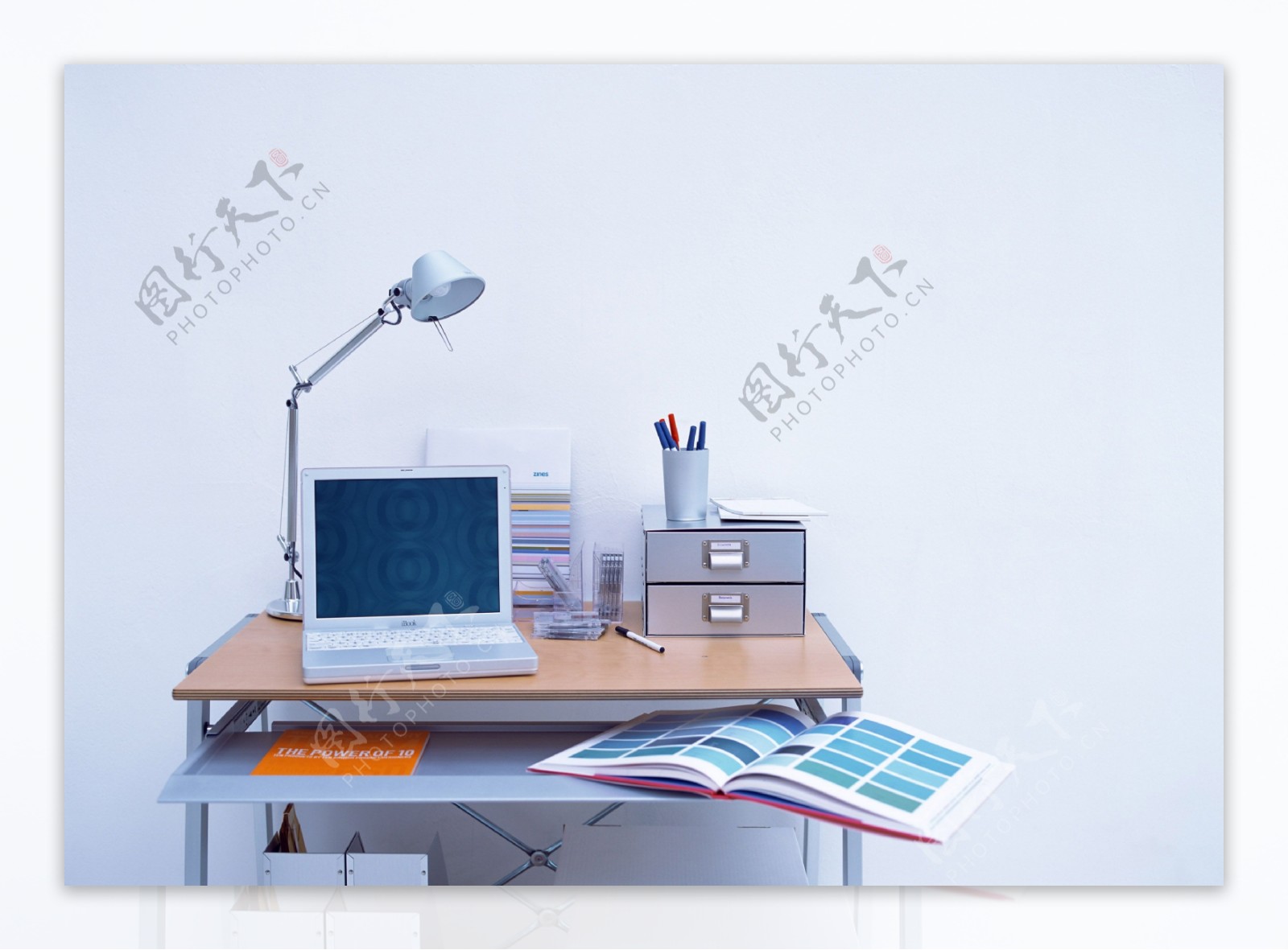 电脑和办公桌1