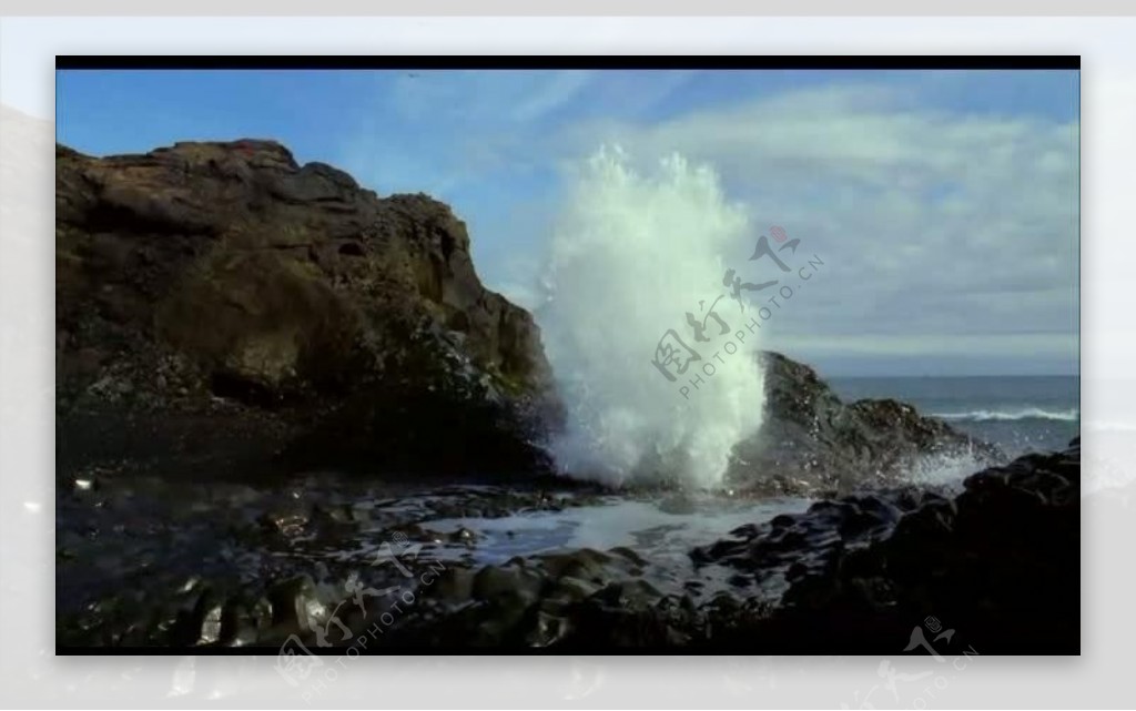 海浪撞击礁石风景视频图片
