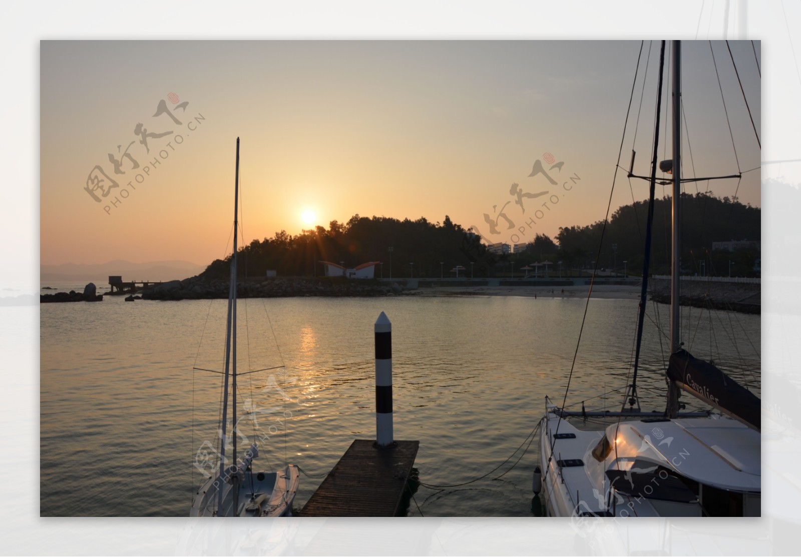 夕阳游艇码头图片