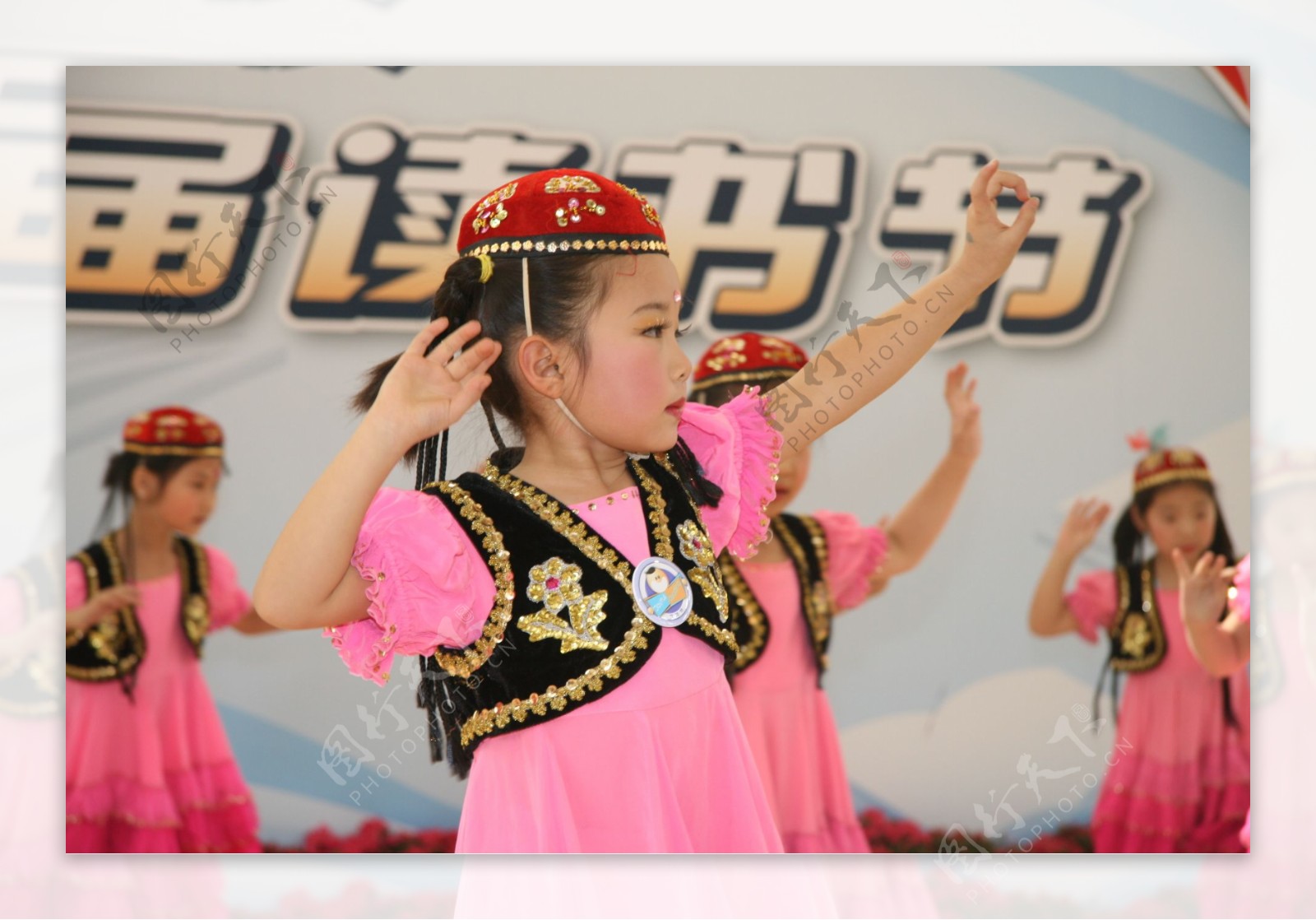 舞蹈新疆舞女孩跳舞可爱图片
