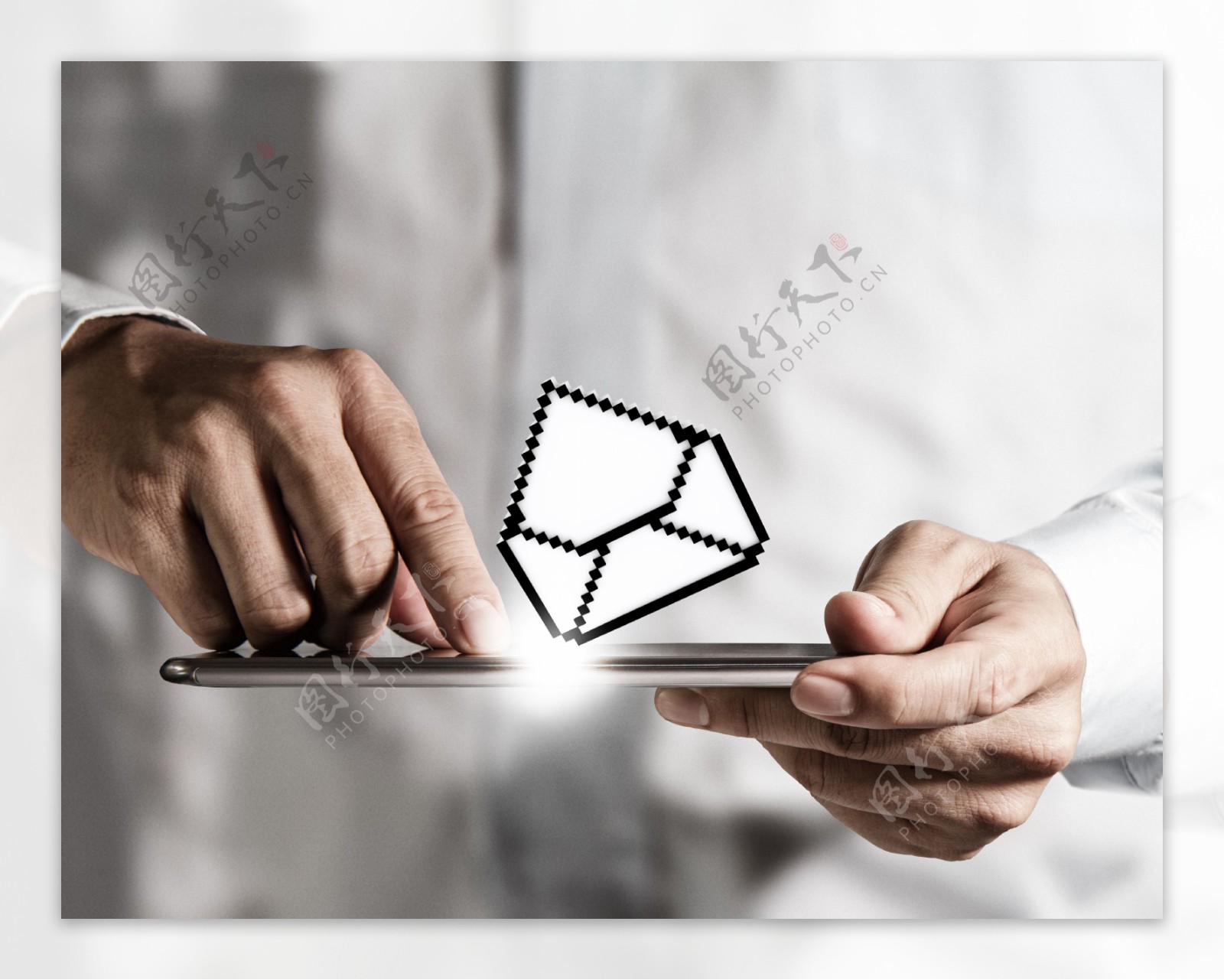 触摸屏电脑和电子邮件图标像素