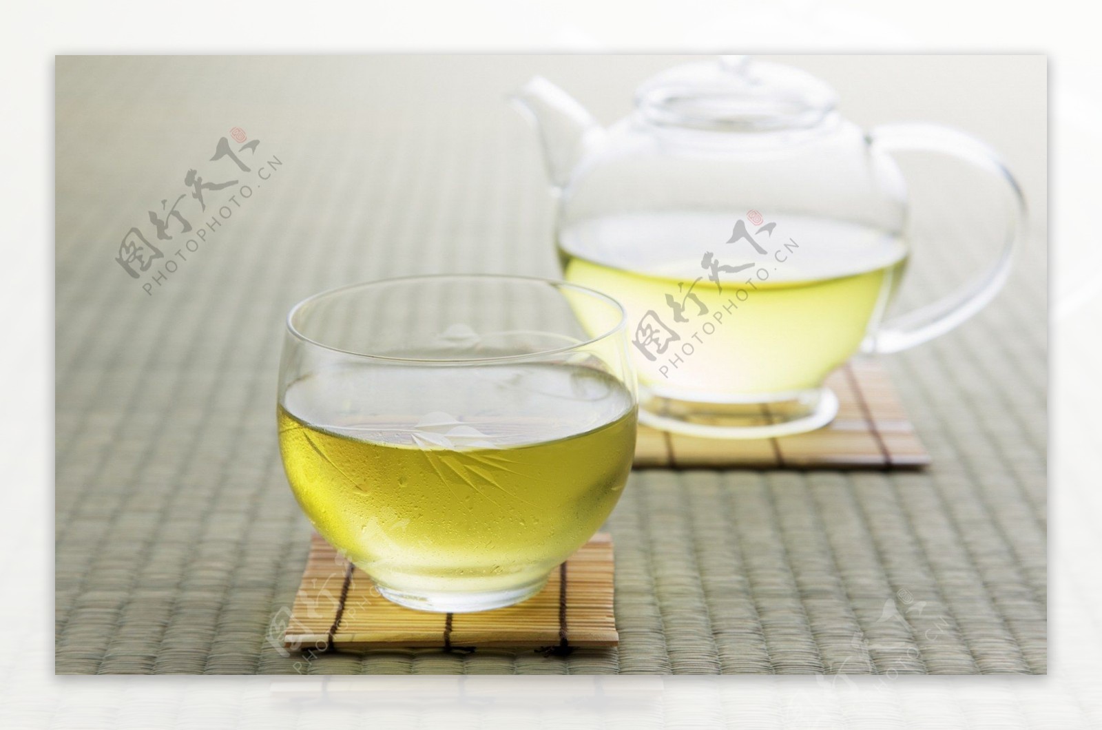 茶叶水壶和水杯情景图片