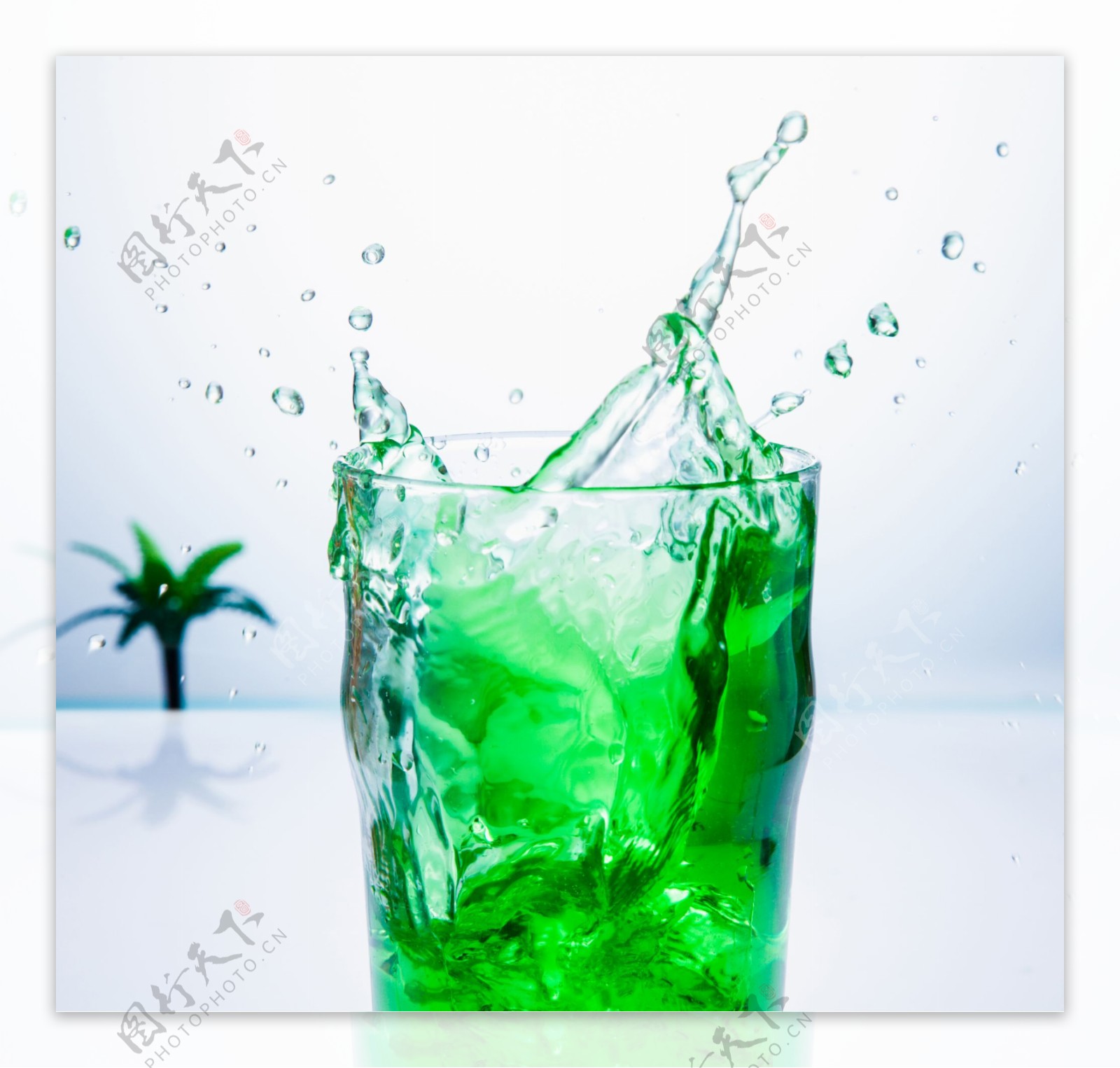 溅起的绿色饮料
