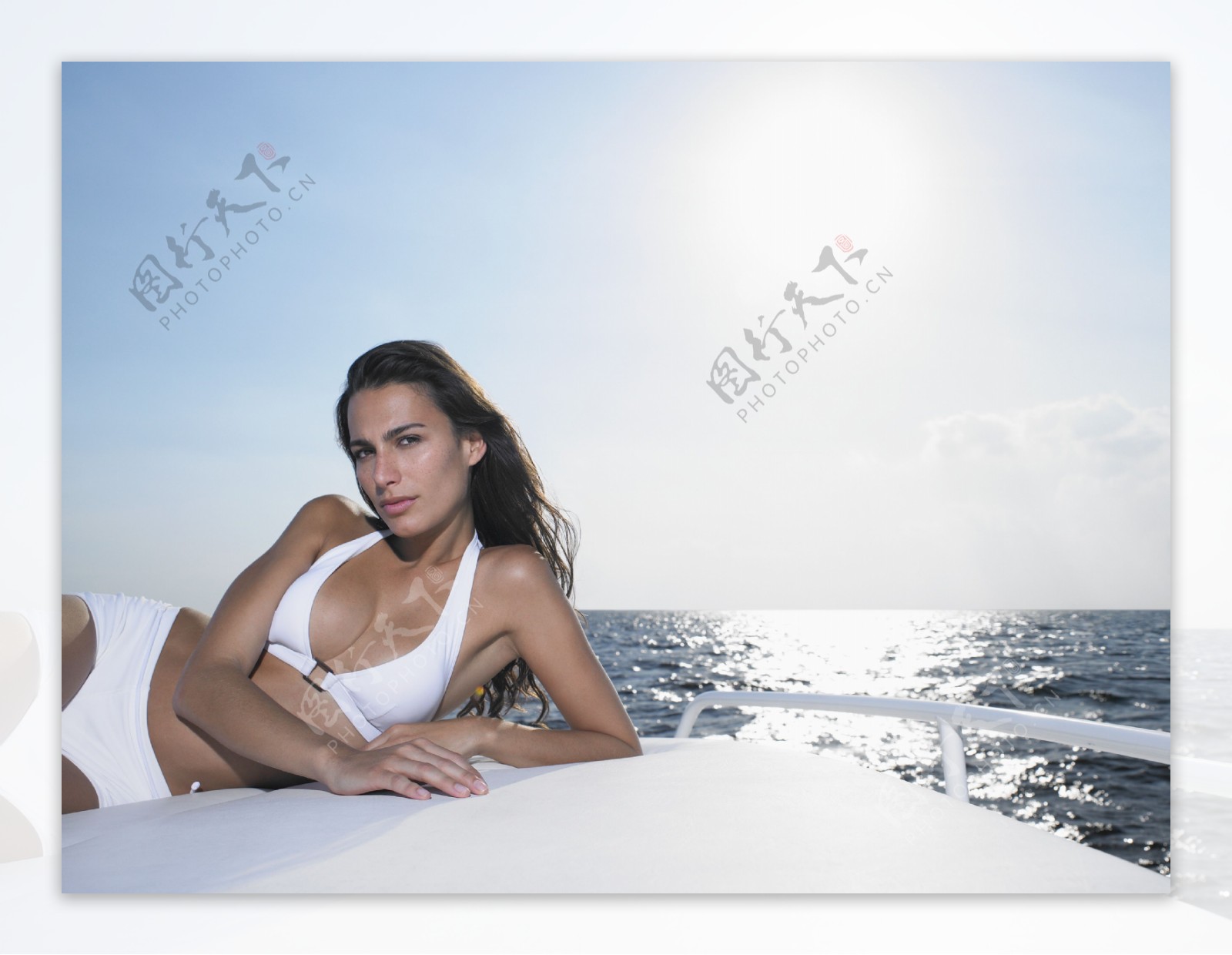 游艇上穿白色泳装的女人图片