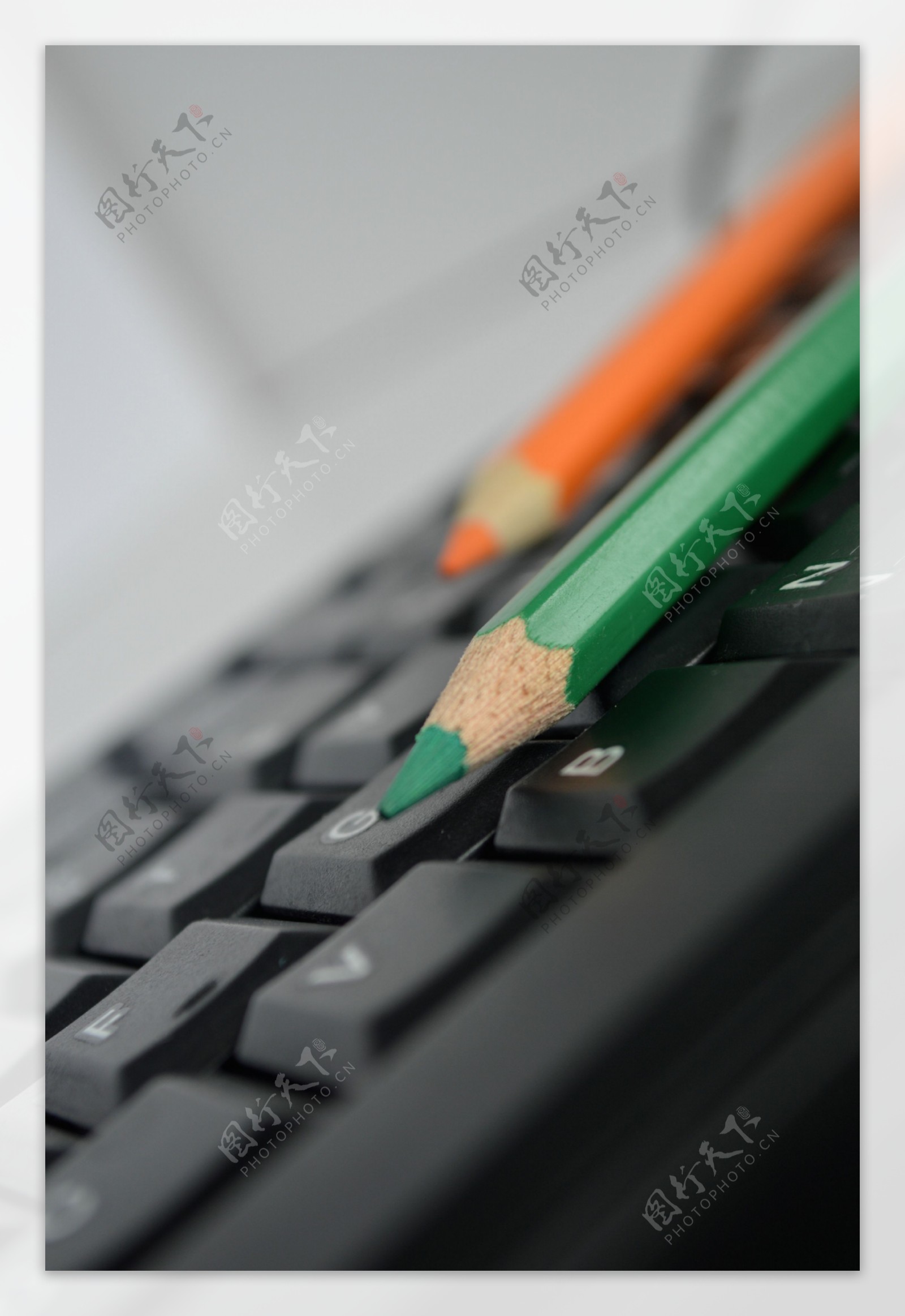 键盘上的画笔图片