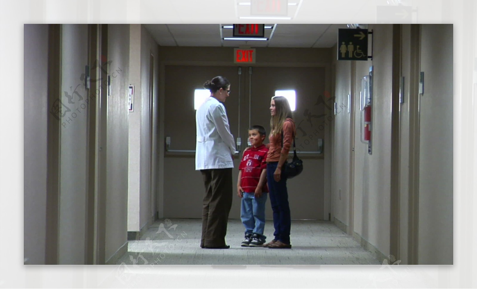 医生妈妈和儿子在走廊股票视频讲话视频免费下载