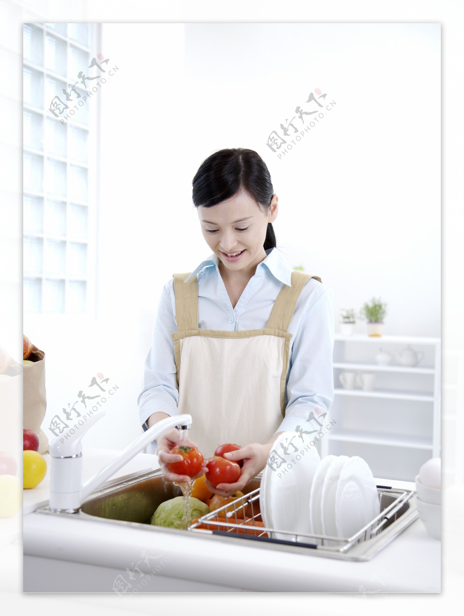 女性厨房图片