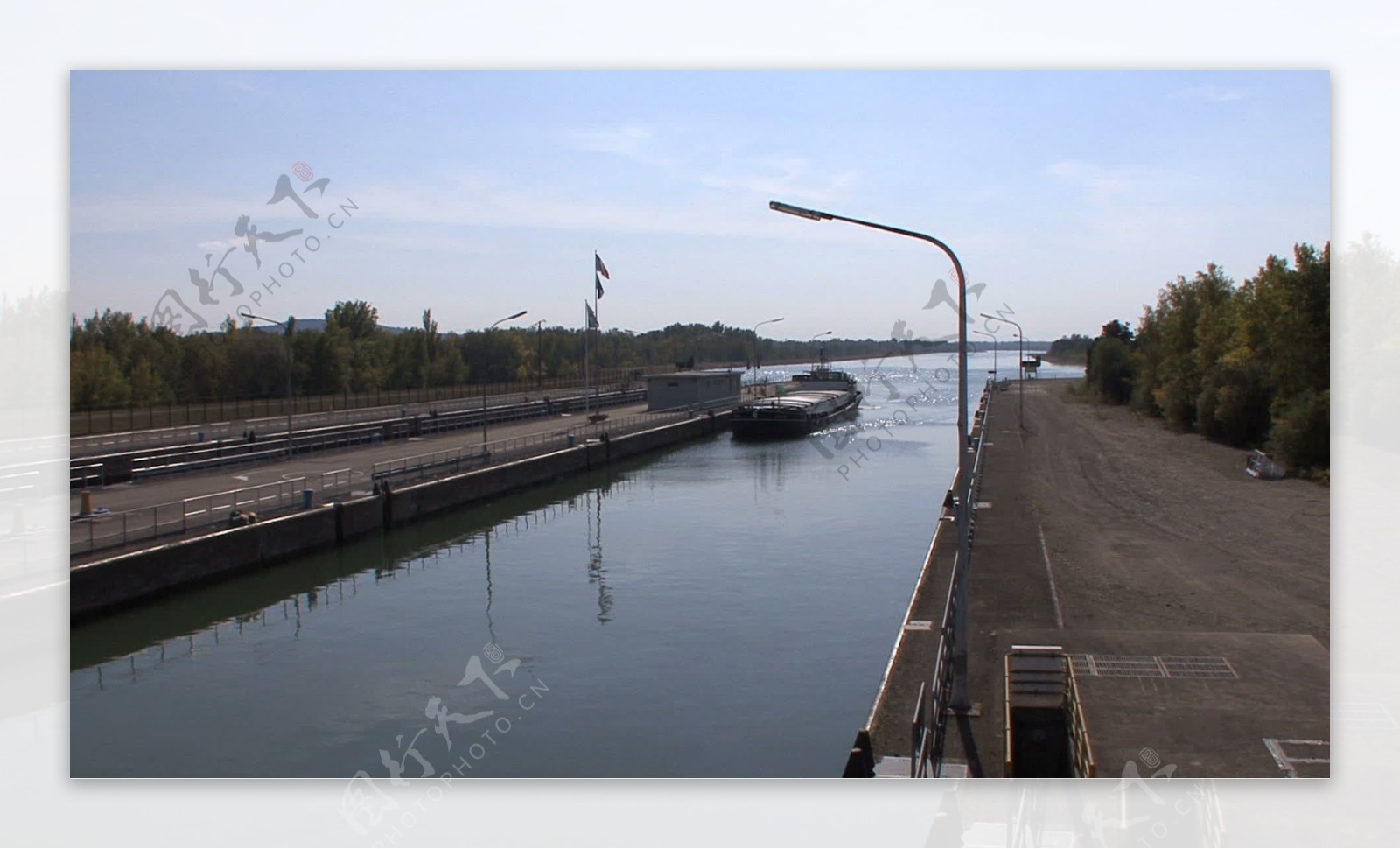 在萨斯巴赫德国股票的录像在莱茵船闸的驳船视频免费下载