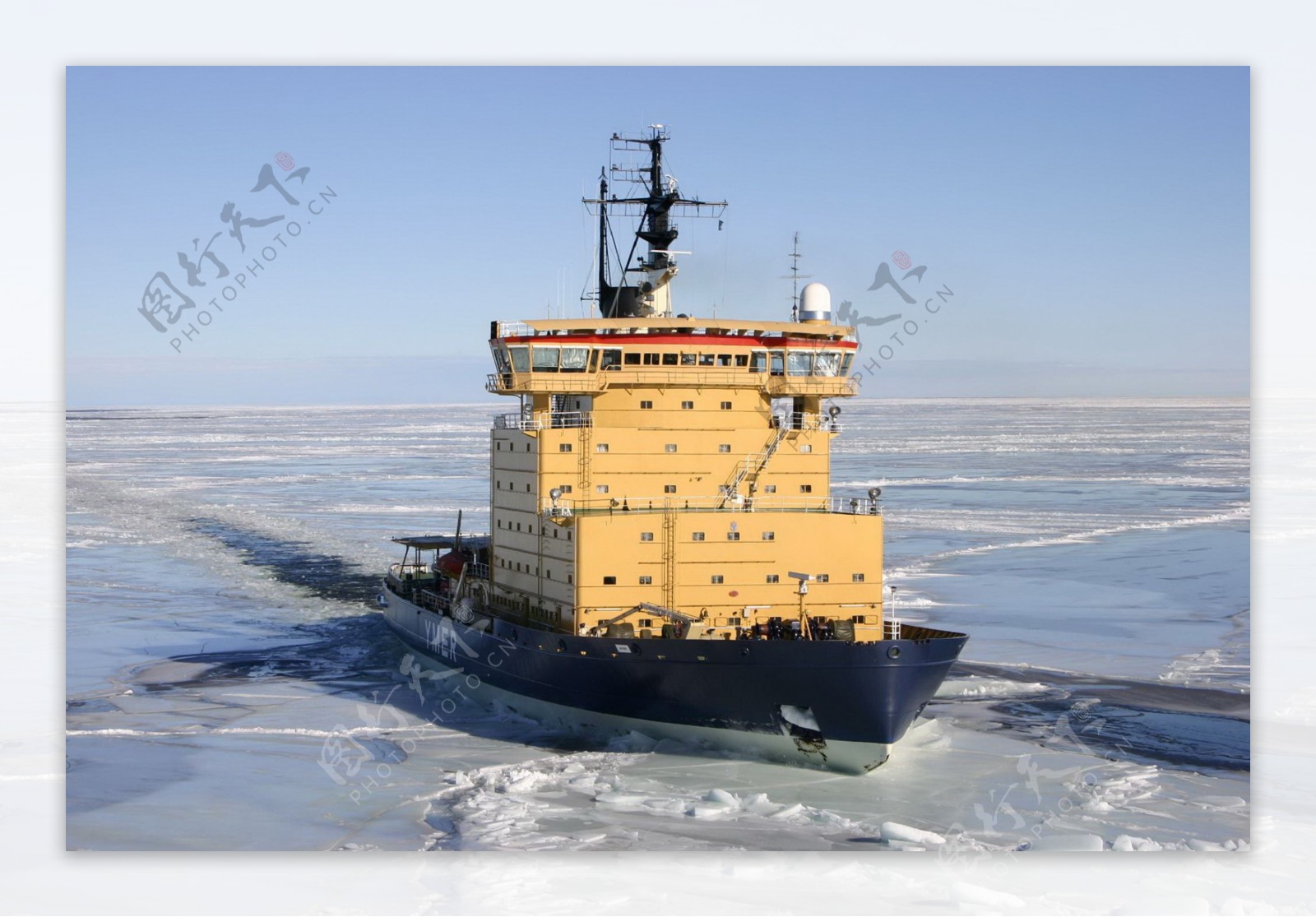 破冰船与北极风光图片