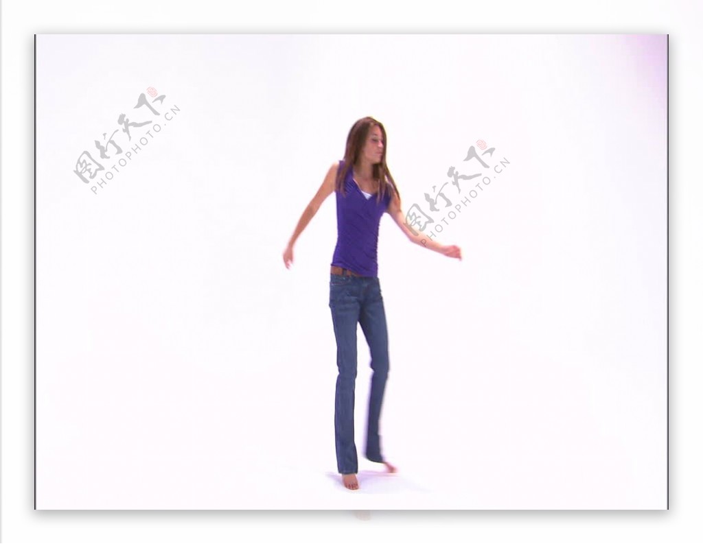 女孩在紫色的衬衫和牛仔裤23股票视频跳舞