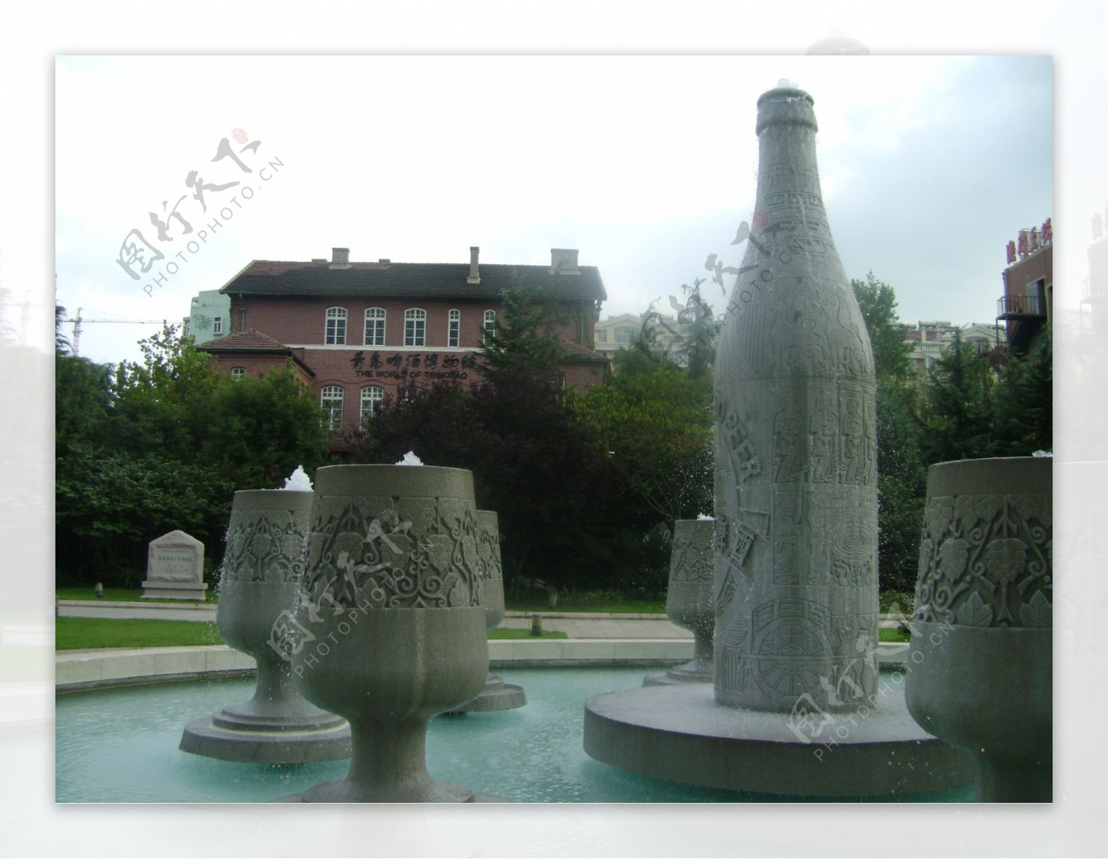 青岛啤酒博物馆酒瓶酒杯水图片