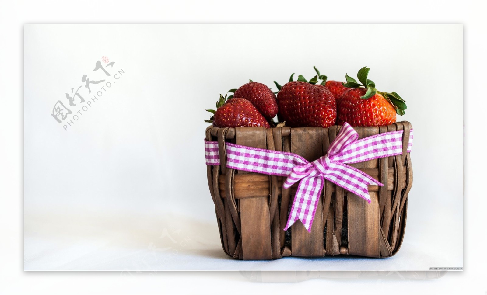 高清草莓礼物盒素材