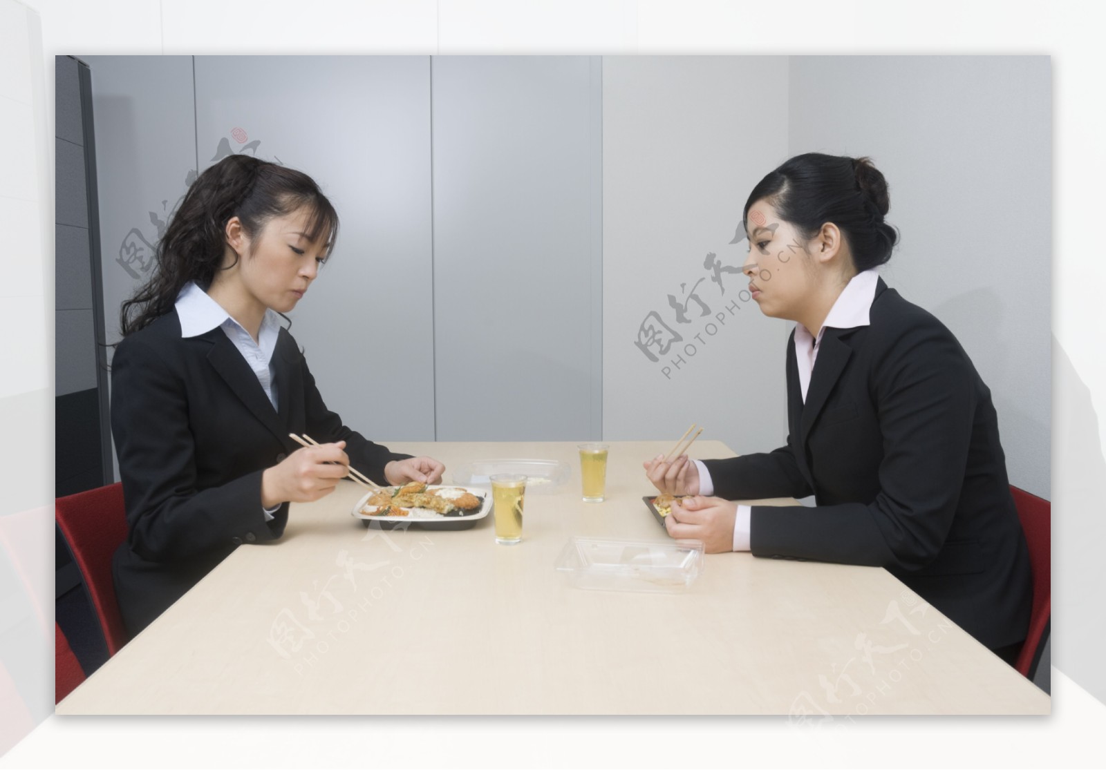 工作餐的女人图片
