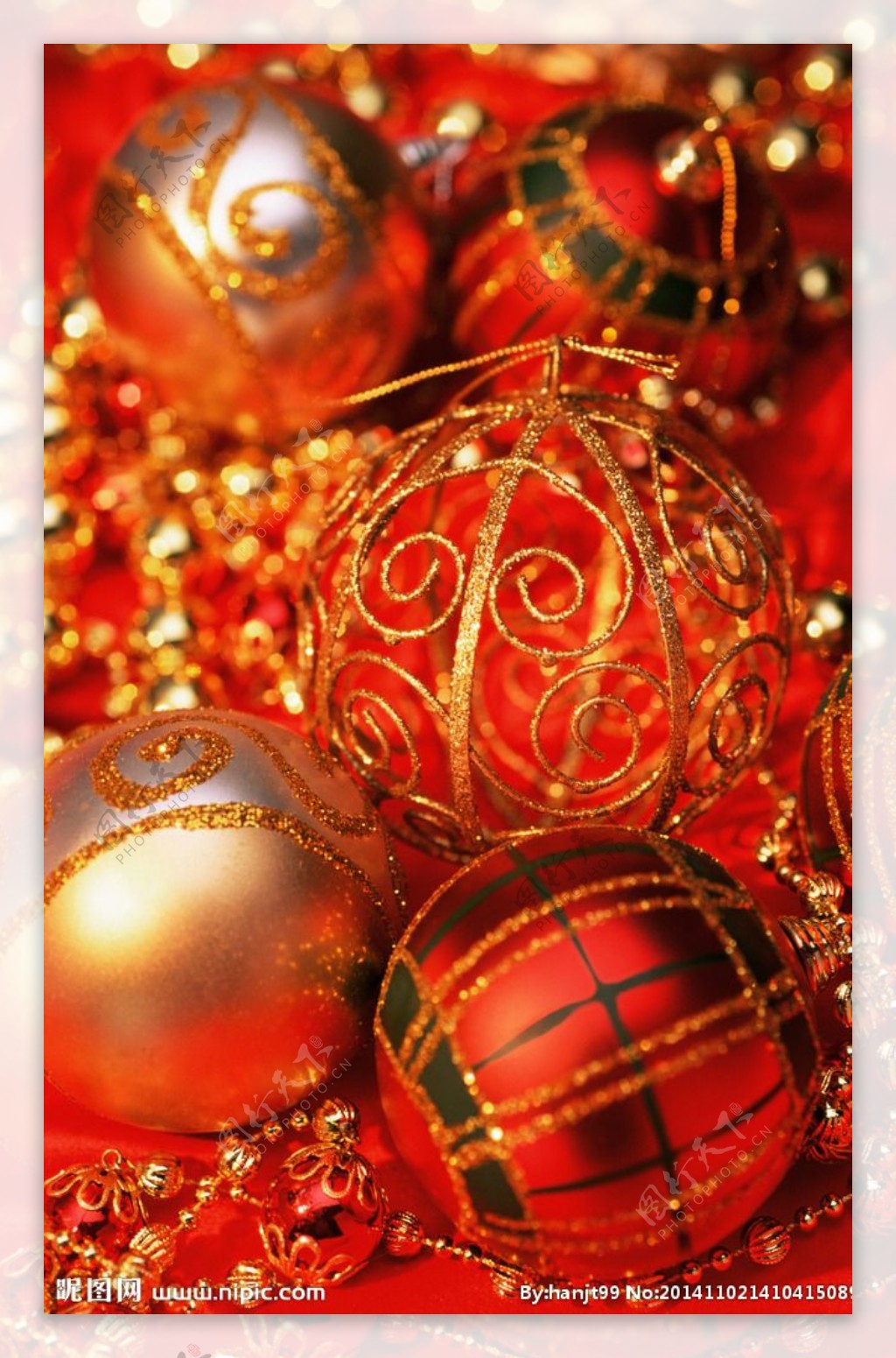 圣诞树彩球图片