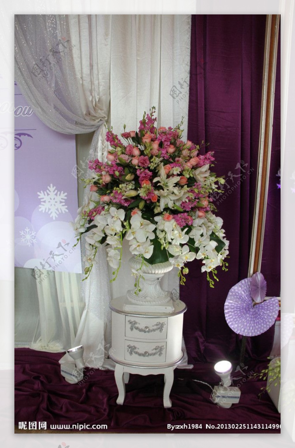婚礼花艺柜台玫瑰百合图片
