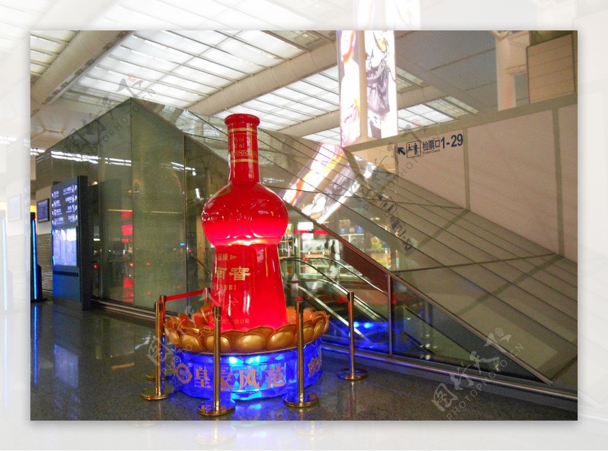 红色酒瓶模型图片