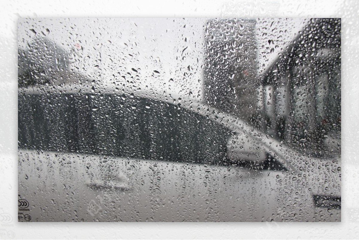 雨水玻璃窗外的车子图片