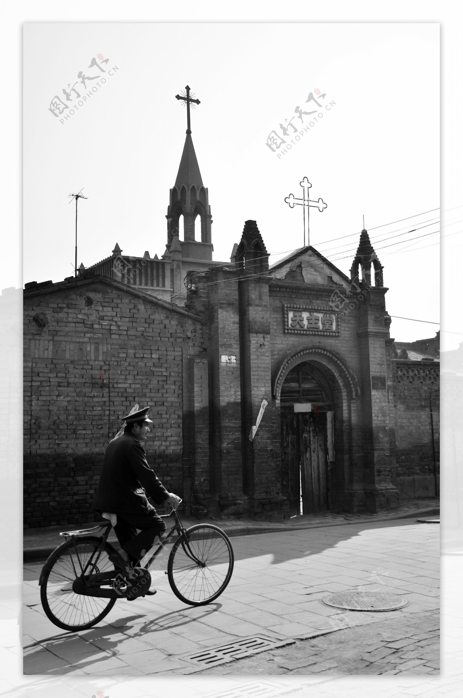 教堂与自行车图片
