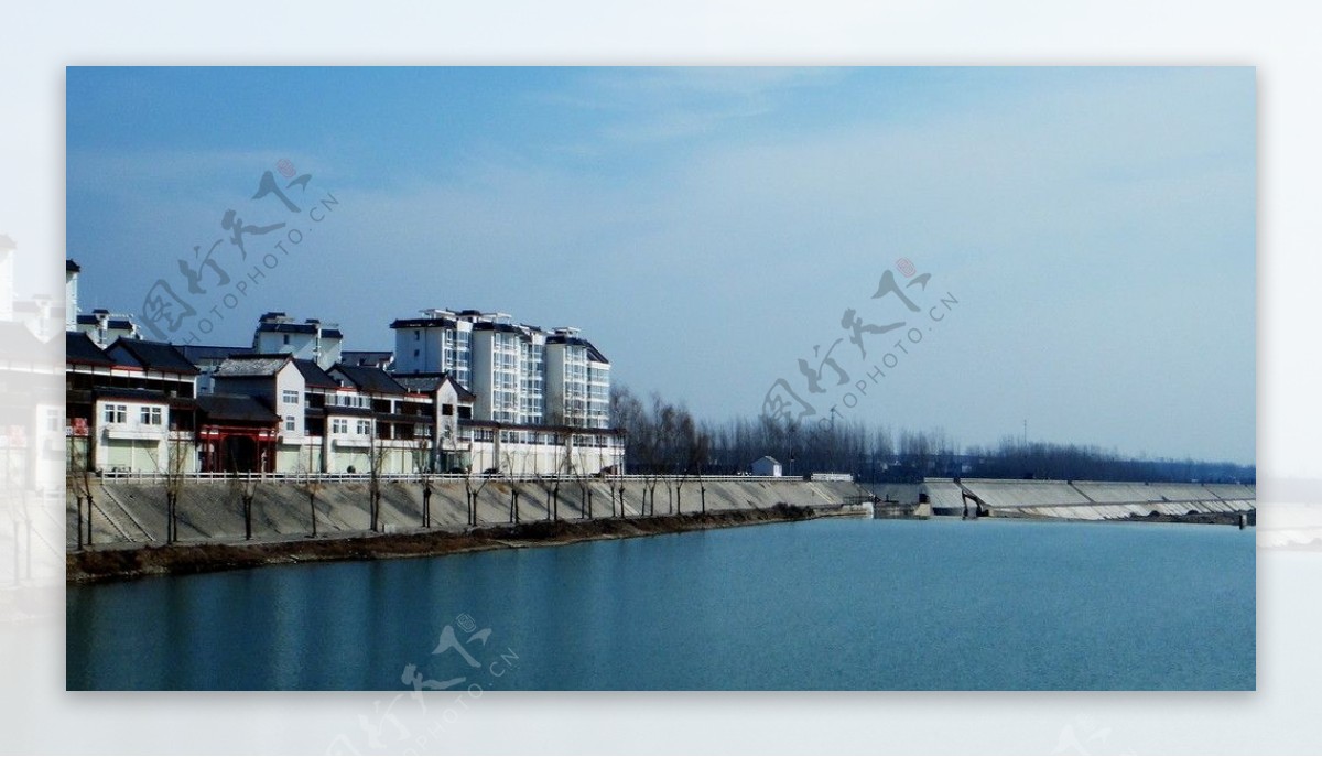 江边的渔村图片