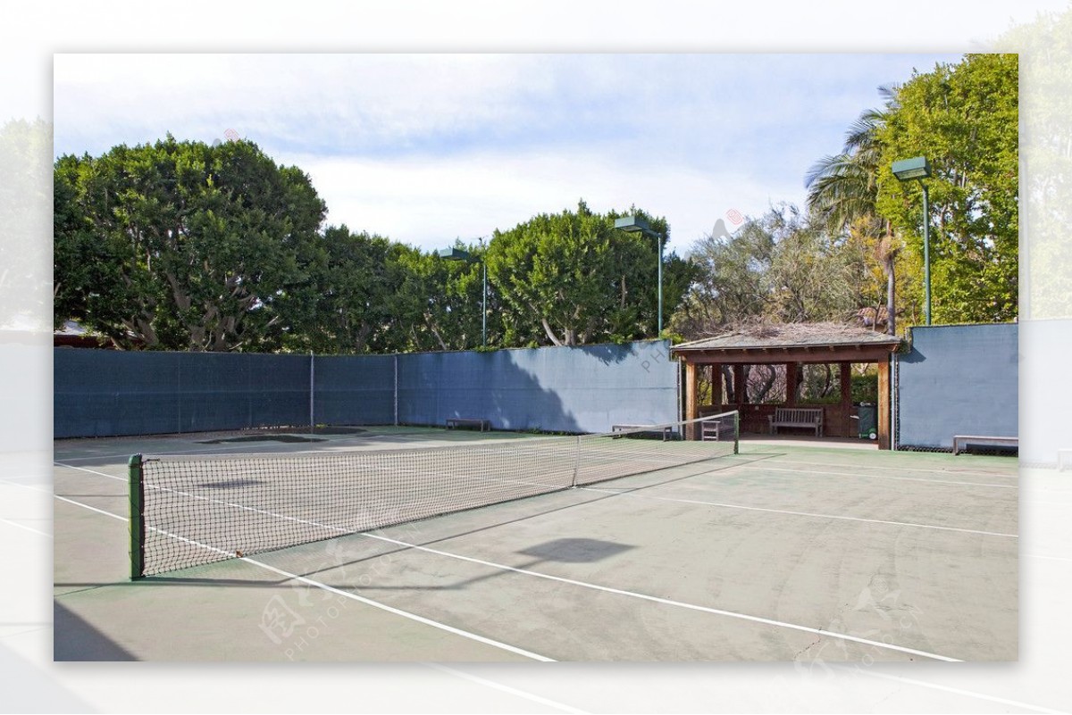 豪华别墅庄园里的网球场图片