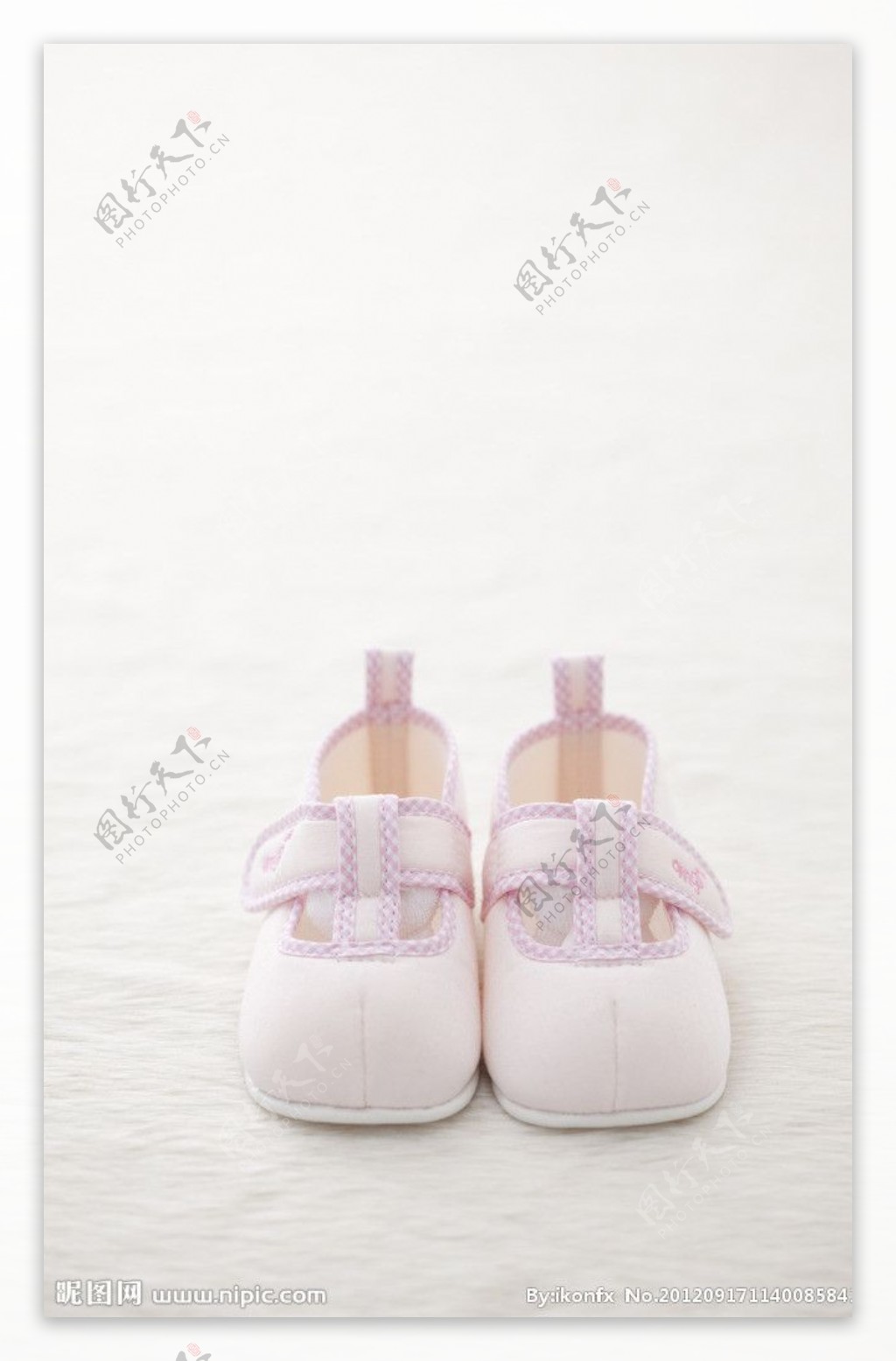婴儿绣花鞋图片