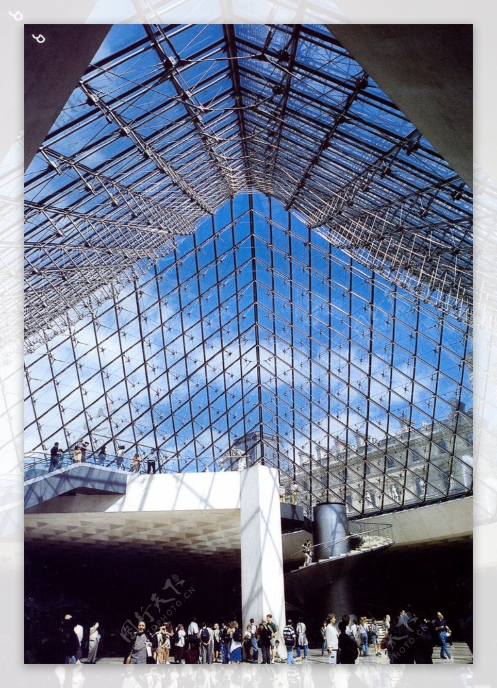 巴黎卢浮宫玻璃塔内图片