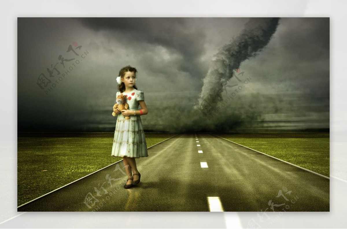 风暴来临公路上的小女孩图片