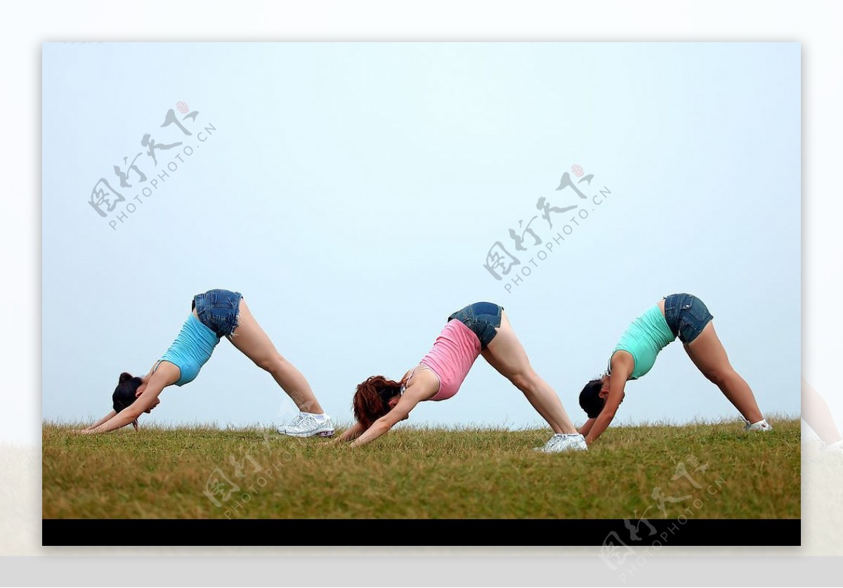 户外草地运动瑜伽女子图片