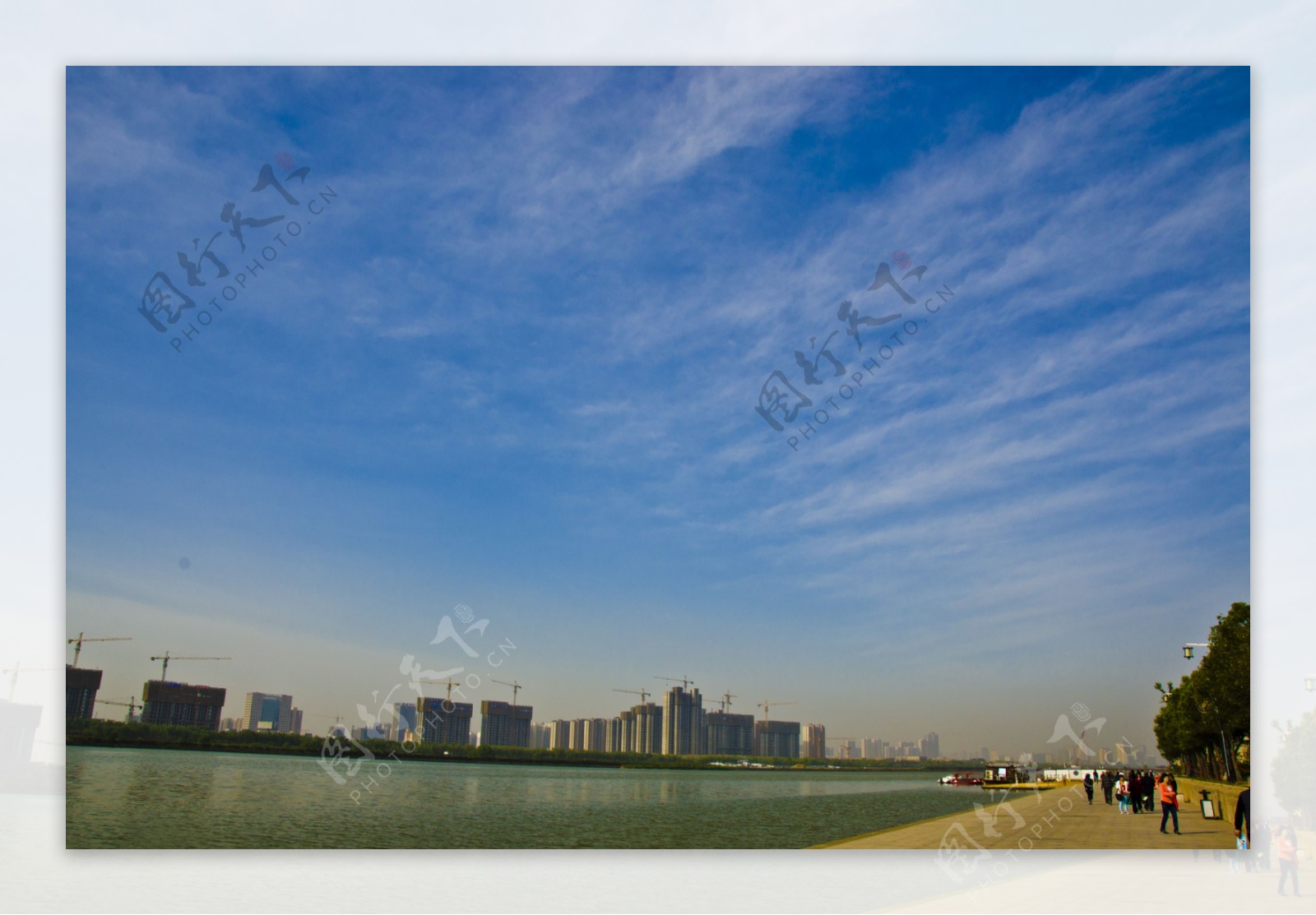 晴空万里咸阳湖图片