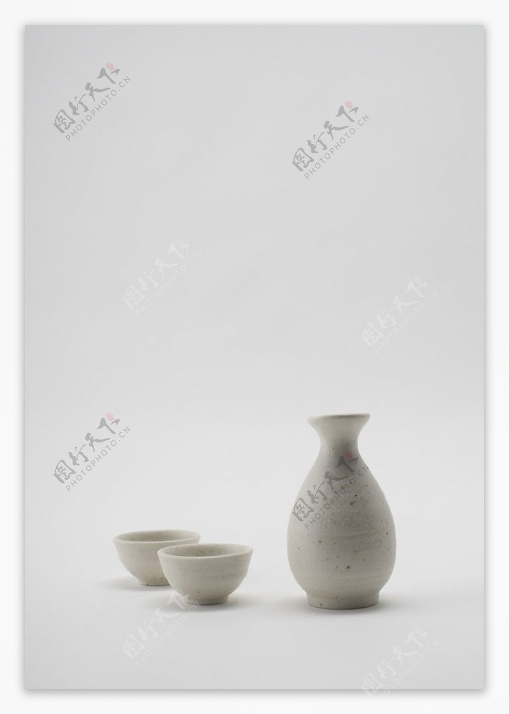 白色瓷瓶和瓷杯图片