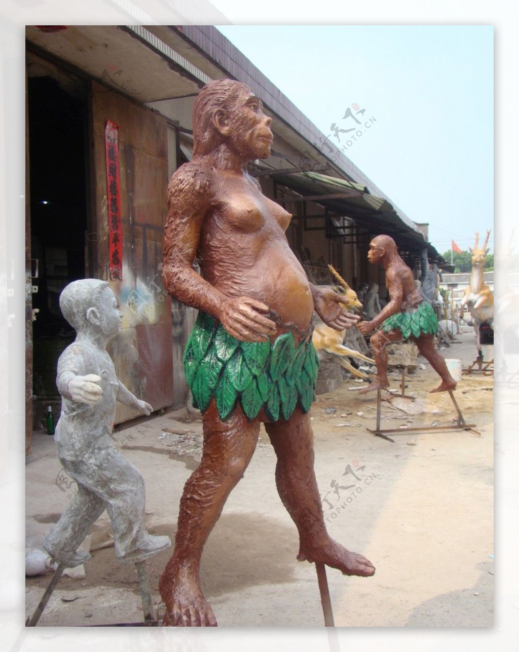 猿人雕塑图片
