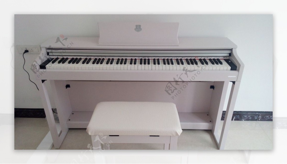 白色电钢琴图片