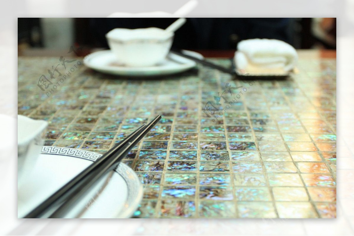餐桌碗筷图片