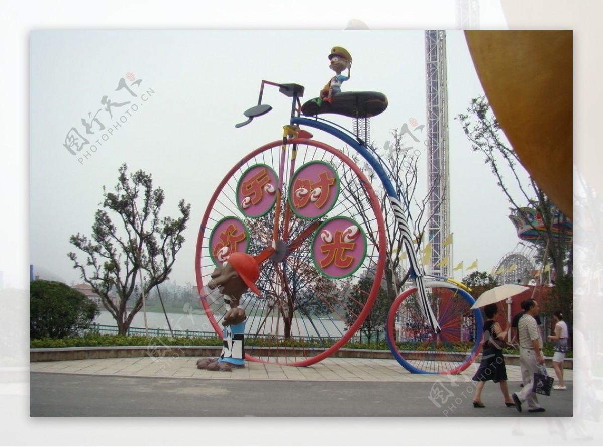 上海欢乐谷卡通雕塑单车西奥多图片