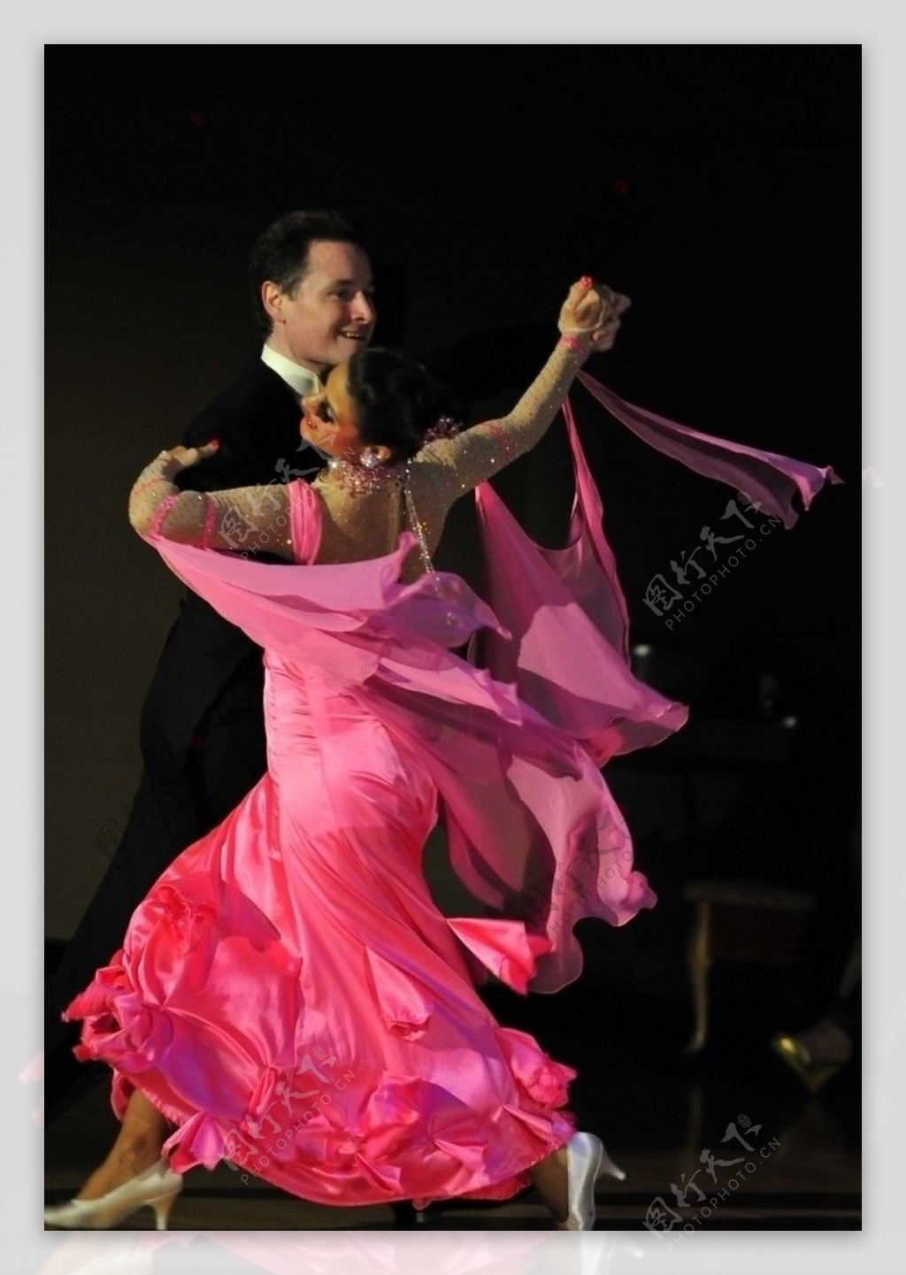 交际舞体育舞蹈拉丁舞红裙男女舞者舞蹈图片