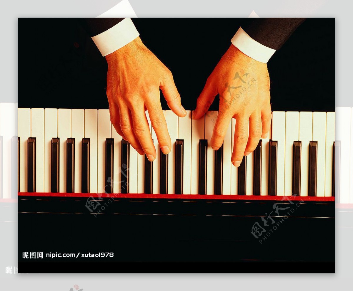 弹钢琴图片
