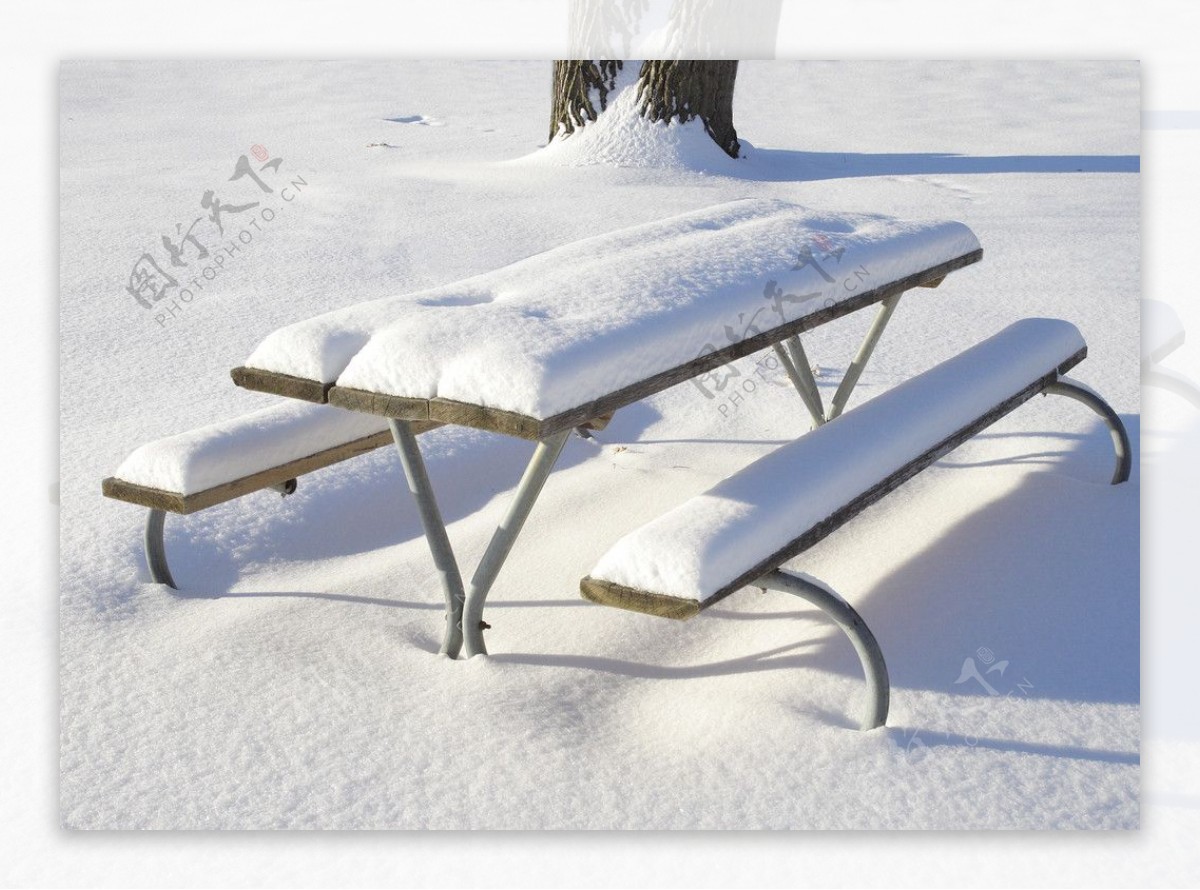 冬日雪地长椅图片