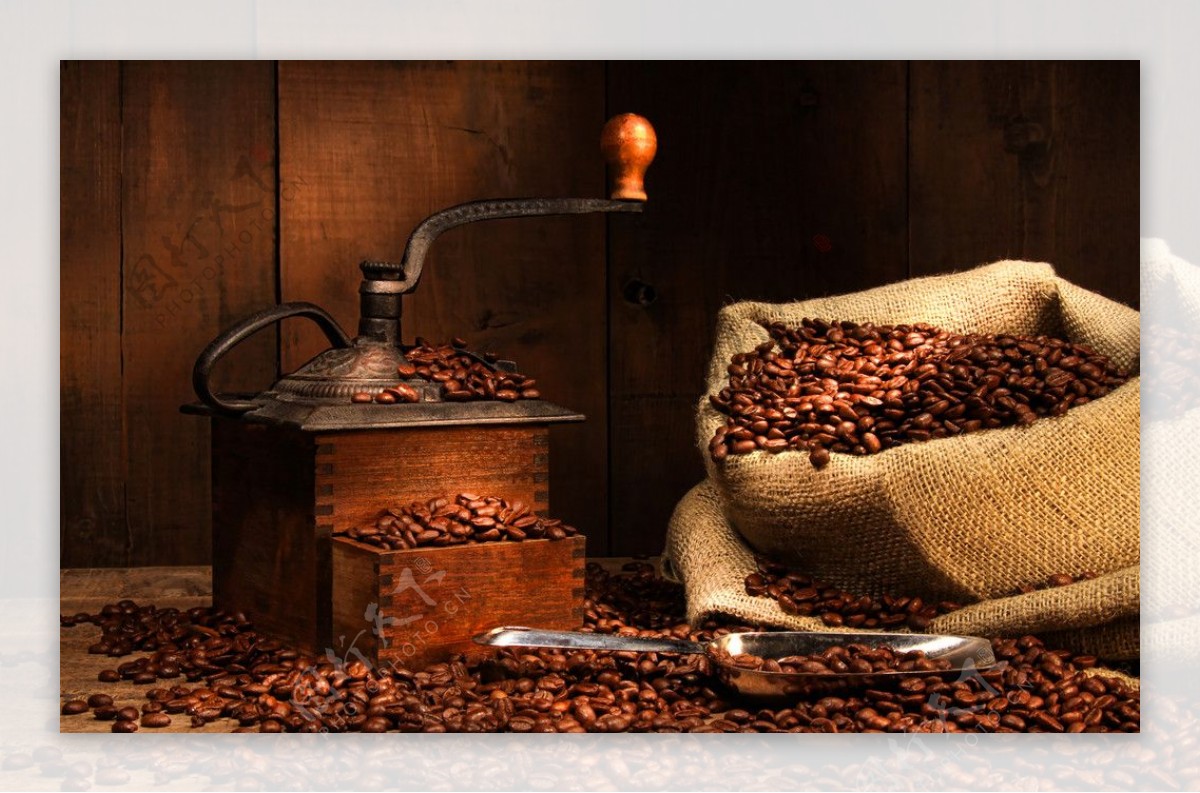 老式咖啡机和咖啡豆图片