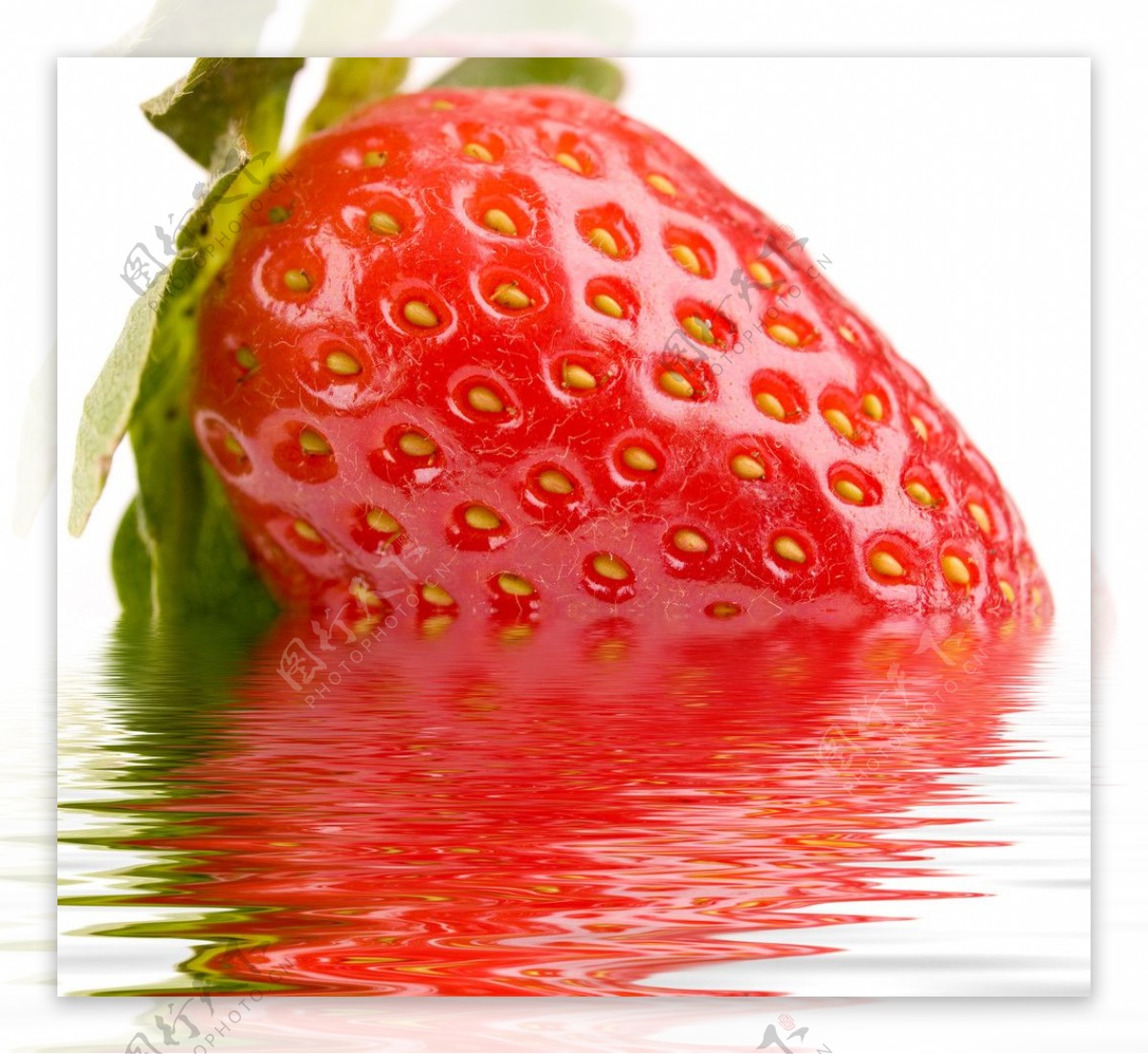 水中的草莓图片