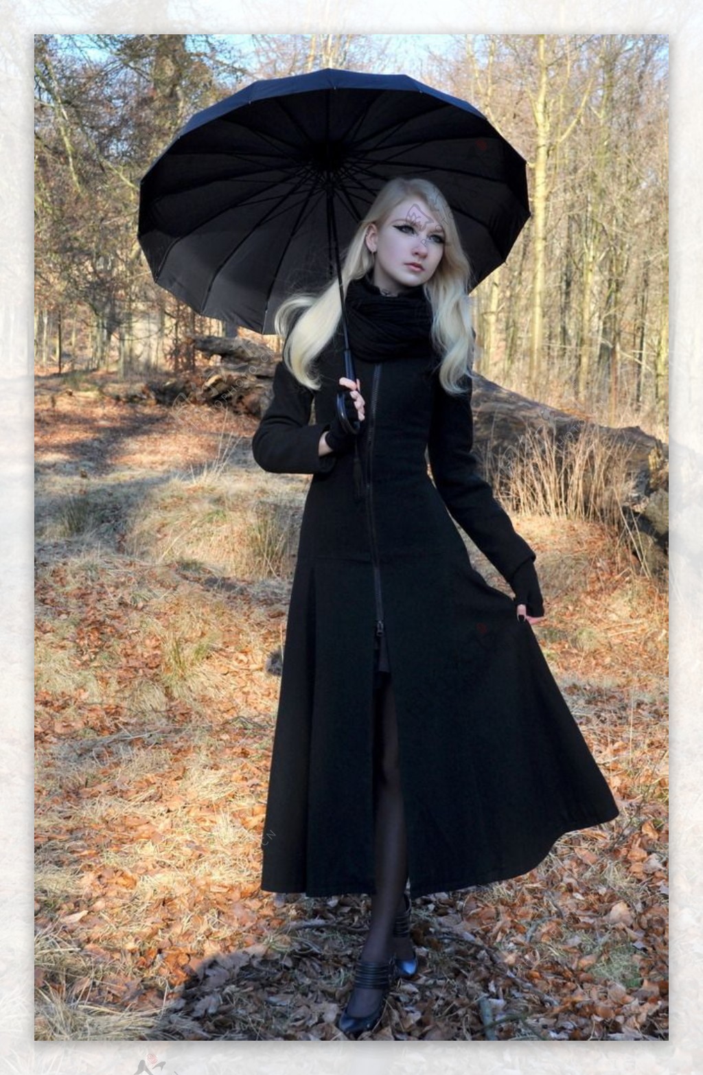 树林里的黑衣美女图片