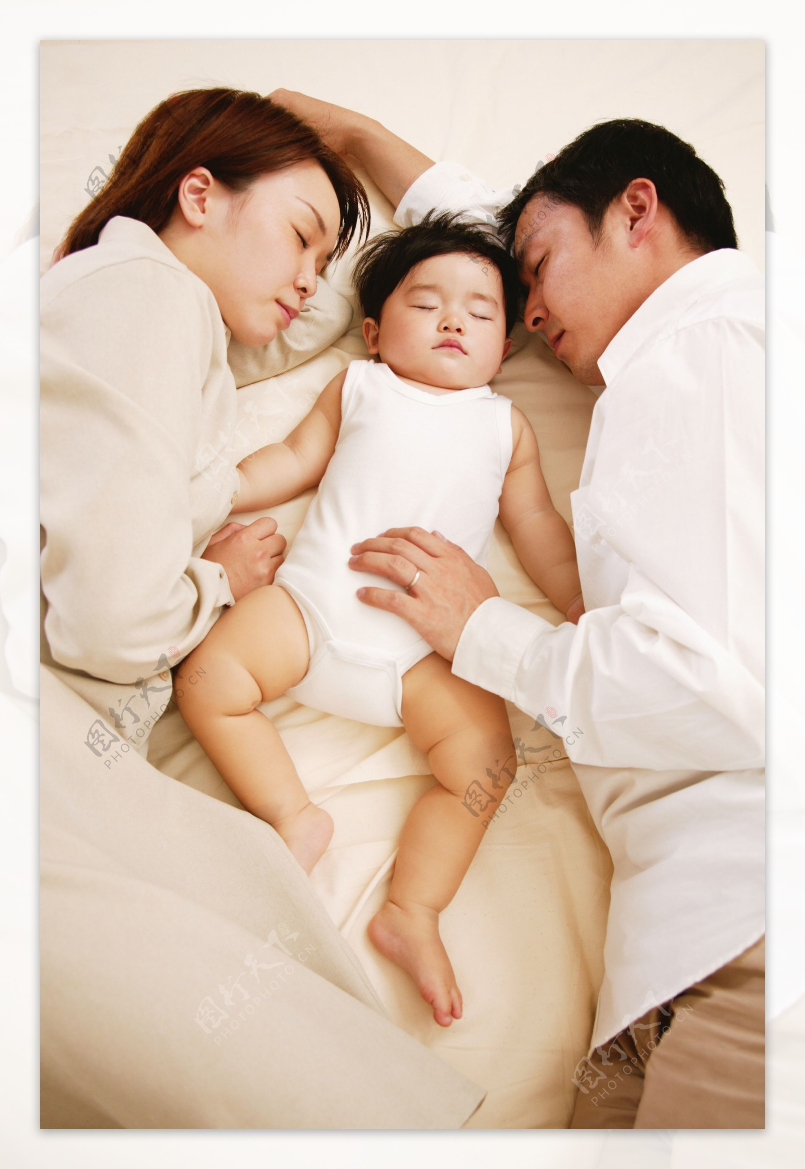 睡眠中的一家人图片