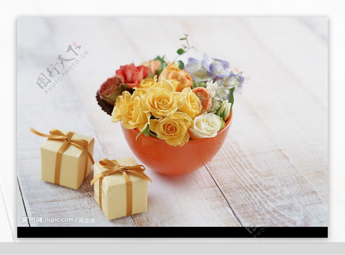 花与礼盒图片
