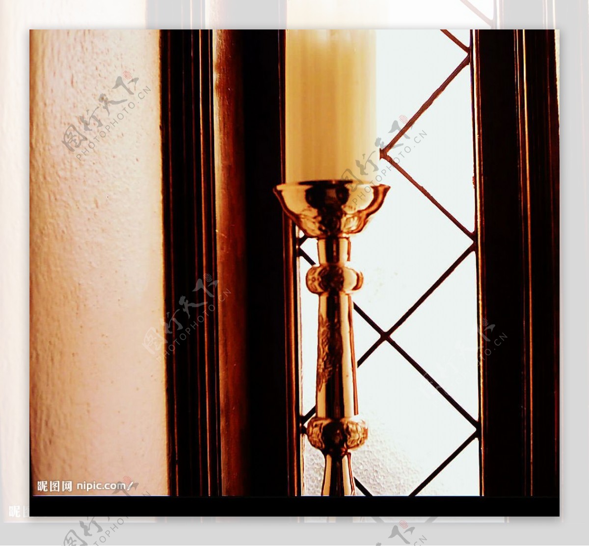 唯美古典怀旧铜台蜡烛图片